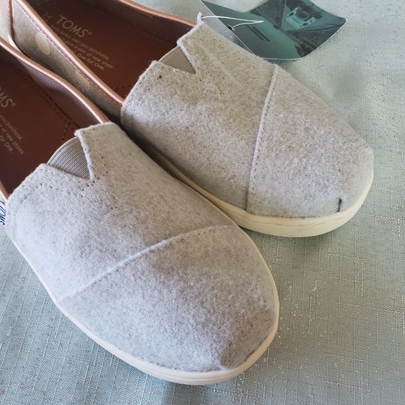 BRAND NEW WITH TAG, TOMS Youth Classic . grey felt and rose gold polka dots  5.5 - Picture 10 of 13